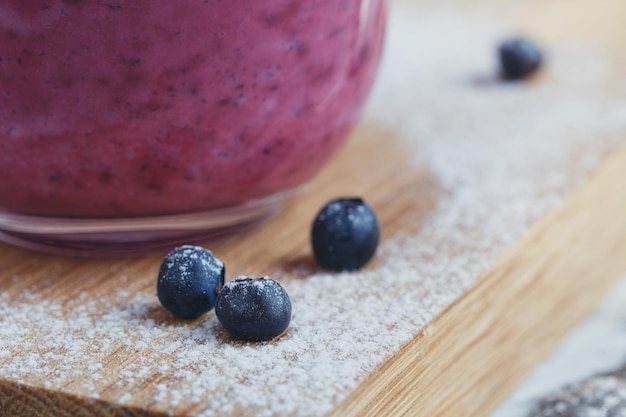 Delicioso batido de arándanos con frutos rojos frescos