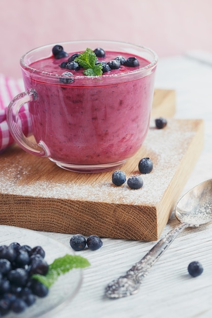 Delicioso batido de arándanos con frutos rojos frescos