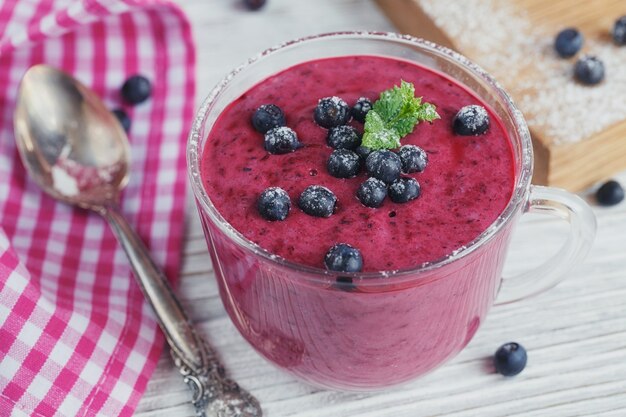 Delicioso batido de arándanos con frutos rojos frescos