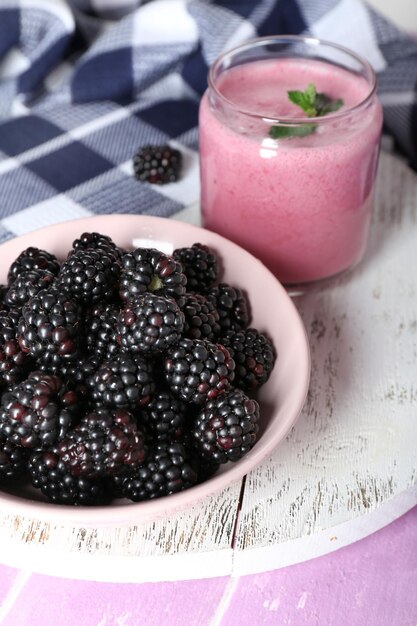 Delicioso batido de bayas con moras en la mesa de cerca