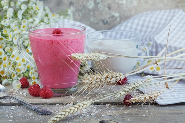 Delicioso batido de frambuesa o batido de leche con bayas frescas