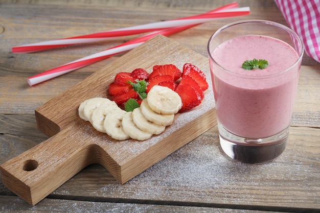 Delicioso batido de fresa y plátano o batido de leche con bayas frescas.