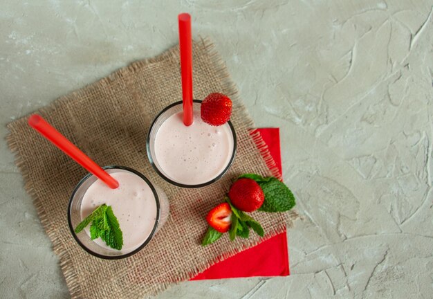 Foto delicioso batido con fresas en vasos altos fresas y menta