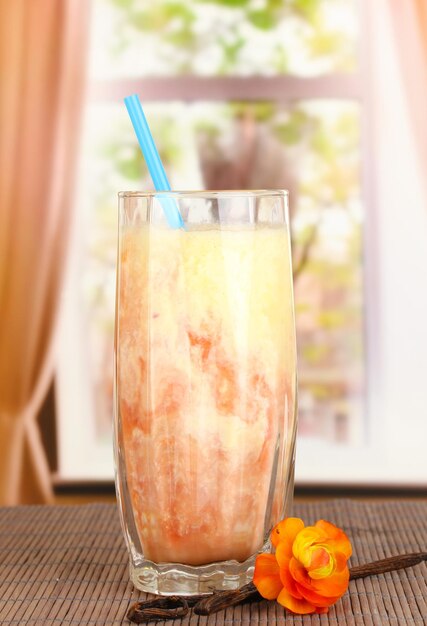 Delicioso batido de frutas en el fondo de la ventana