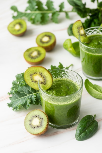 Foto delicioso batido de kiwi verde alto ángulo