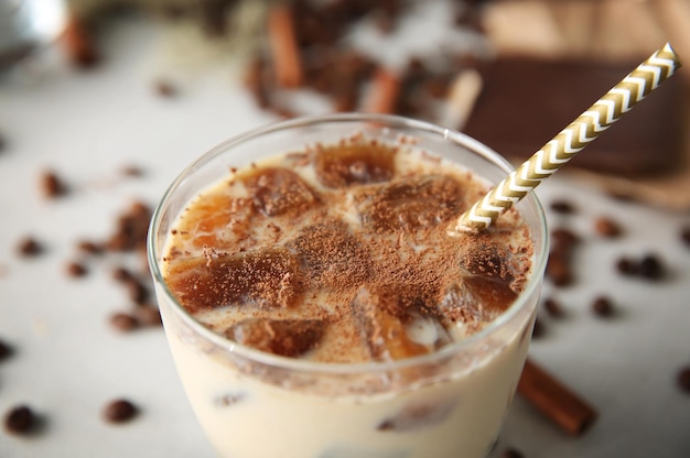 Delicioso batido de leche con chocolate en un vaso en el primer plano de la mesa