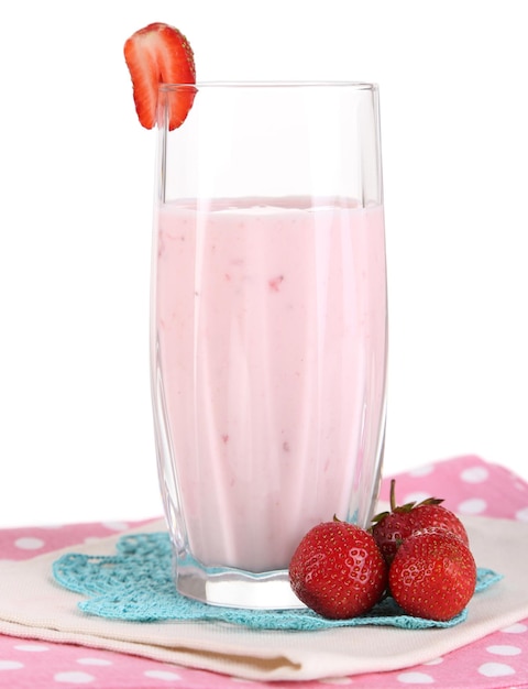 Delicioso batido de leche con fresas aislado en blanco