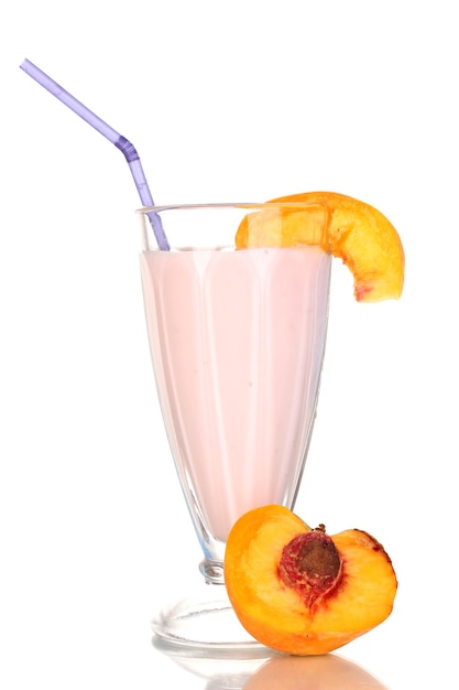 Delicioso batido de leche con melocotón aislado en blanco