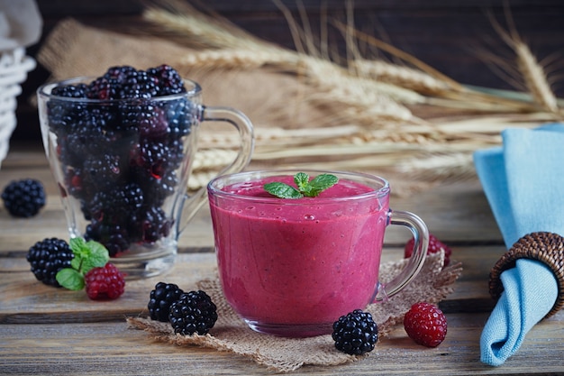 Delicioso batido de moras y frambuesas, yogur detox o batido con frutos rojos frescos