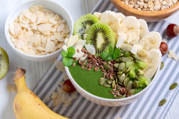 Delicioso batido verde en un bol