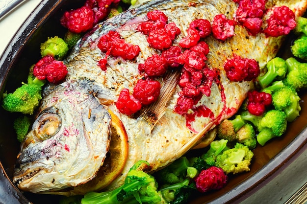 Delicioso besugo al horno con frambuesas y brócoli Pescado doradocerrar