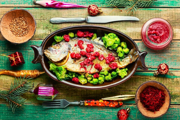 Delicioso besugo frito con frambuesas y brócoli Pescado dorado al horno