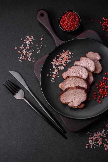 Delicioso bife com especiarias salgadas e ervas em uma placa de cerâmica