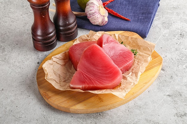 Delicioso bife de atum cru para cozinhar no mar