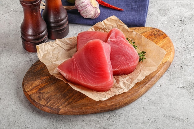 Delicioso bife de atum cru para cozinhar