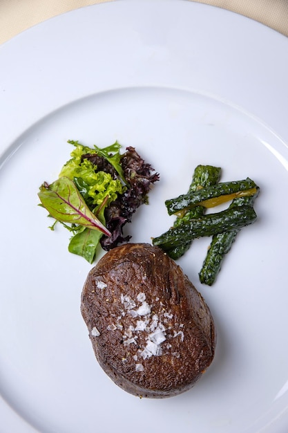 delicioso bife de carne marmorizada no restaurante