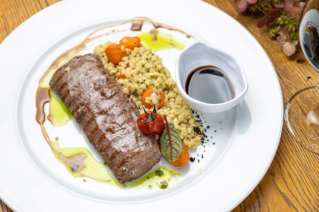 delicioso bife de carne marmorizada no restaurante