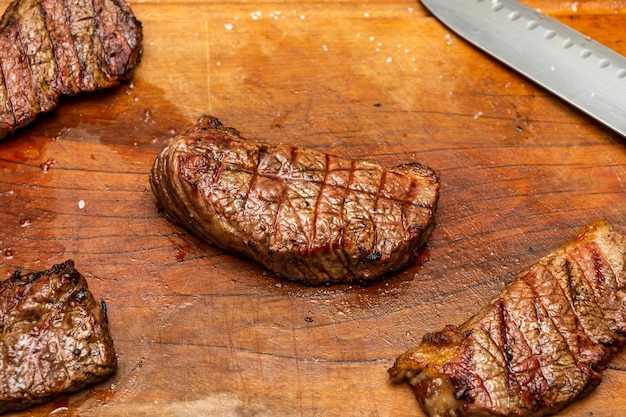 delicioso bife de picanha sobre tábua molhada em uma cena de conceito de churrasco