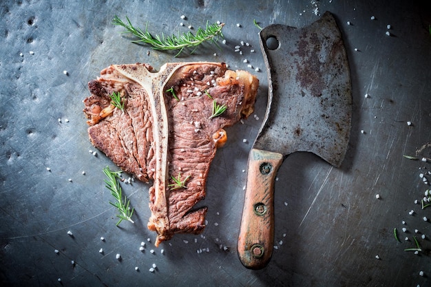 Delicioso bife de tbone com ervas e sal