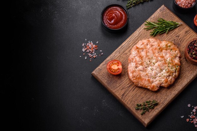 Delicioso bife fresco grelhado de carne de peru com especiarias e ervas