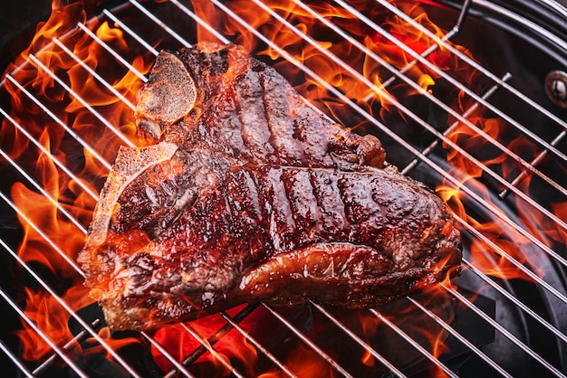 Delicioso bife fresco na grelha cozido no fogo