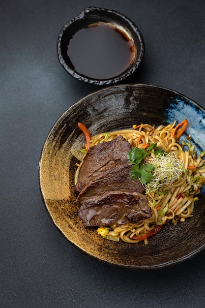 delicioso bife frito em molho em um restaurante