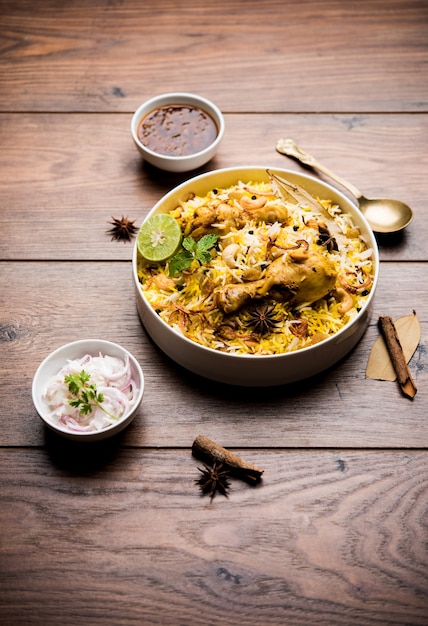 Delicioso biryani de pollo picante en un tazón sobre un fondo de mal humor, es una comida popular de la India y Pakistán