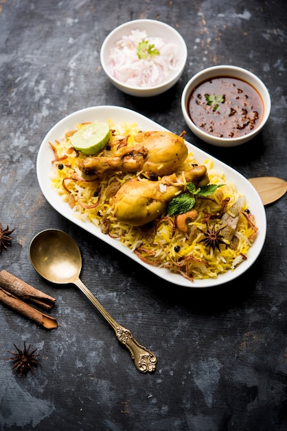 Delicioso biryani de pollo picante en un tazón sobre un fondo de mal humor, es una comida popular de la India y Pakistán