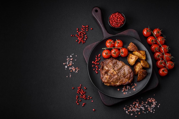 Delicioso bistec jugoso de cerdo o ternera a la parrilla con sal, especias y hierbas