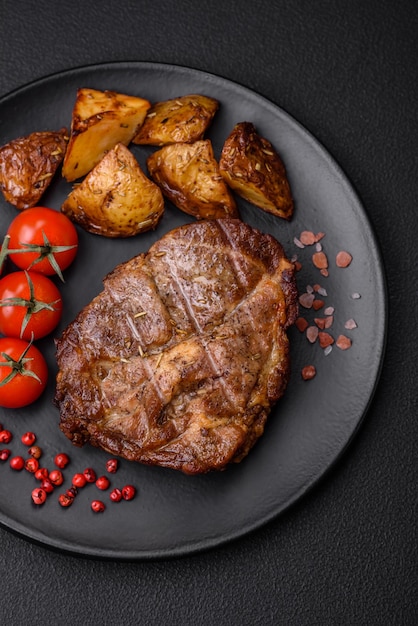 Delicioso bistec jugoso de cerdo o ternera a la parrilla con sal, especias y hierbas