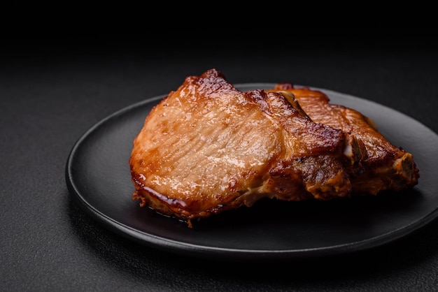 Delicioso bistec jugoso de cerdo o ternera con sal, especias y hierbas