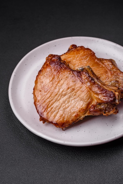 Delicioso bistec jugoso de cerdo o ternera con sal, especias y hierbas