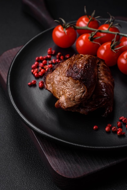 Delicioso bistec de ternera con sal, especias y hierbas en un plato de cerámica