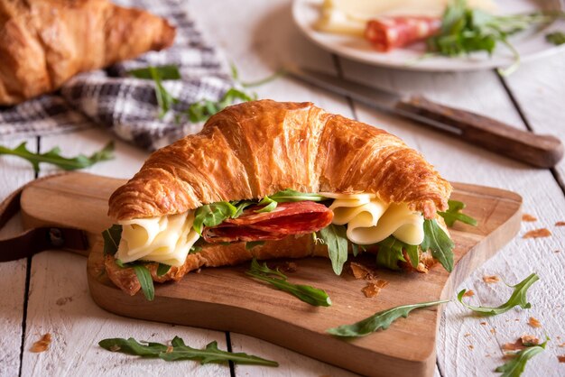 Delicioso bocadillo de croissant con queso y rúcula