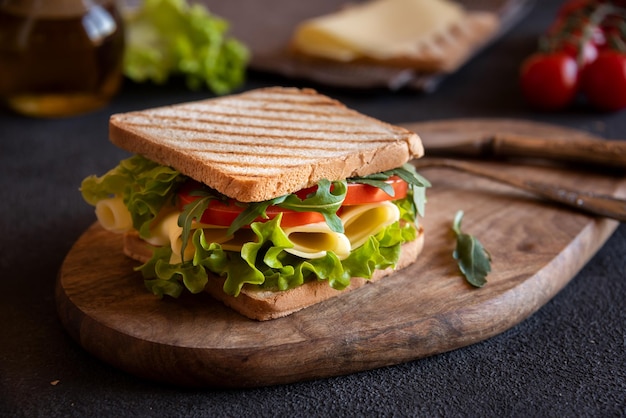 Delicioso bocadillo con pan tostado lechuga queso y tomates Merienda casera saludable