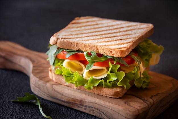 Delicioso bocadillo con pan tostado lechuga queso y tomates Merienda casera saludable