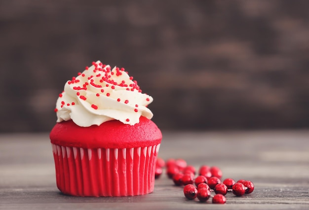 Delicioso bolinho de veludo vermelho na mesa