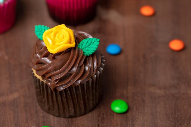 Delicioso bolinho doce coberto com chocolate