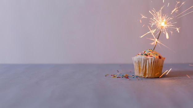 Delicioso bolinho e estrelinha em chamas decorando-o copiam espaço para texto sobre festa de aniversário