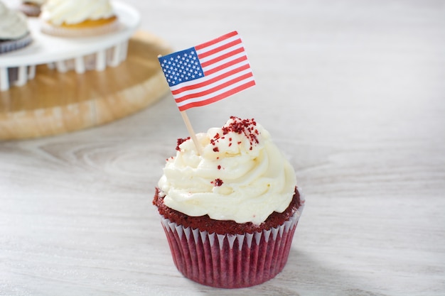 Delicioso bolinho na mesa de madeira branca com bandeira EUA