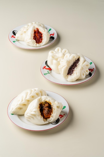 Delicioso bollo de carne al vapor chino Baozi está listo para comer en un plato para servir y una vaporera