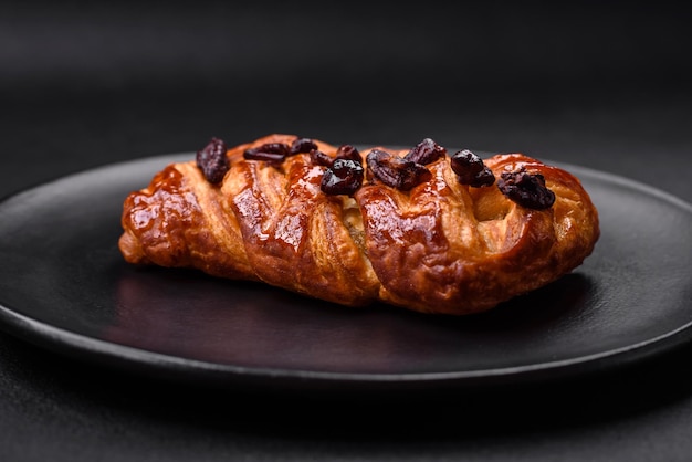 Delicioso bollo de coleta recién horneado con nueces y almíbar