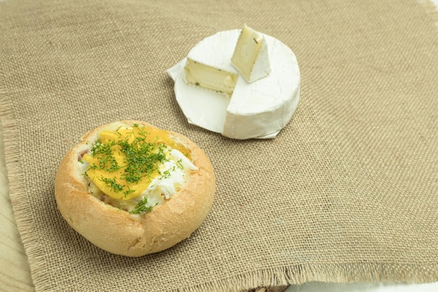 Delicioso bollo relleno de queso y huevo