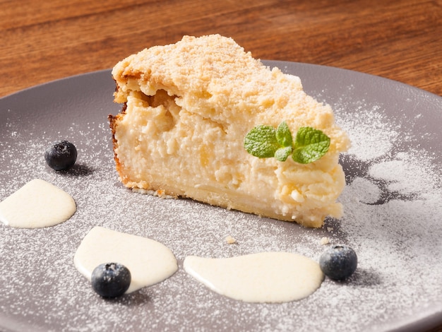 Foto delicioso bolo alemão de pêra em um prato decorado com frutas vermelhas