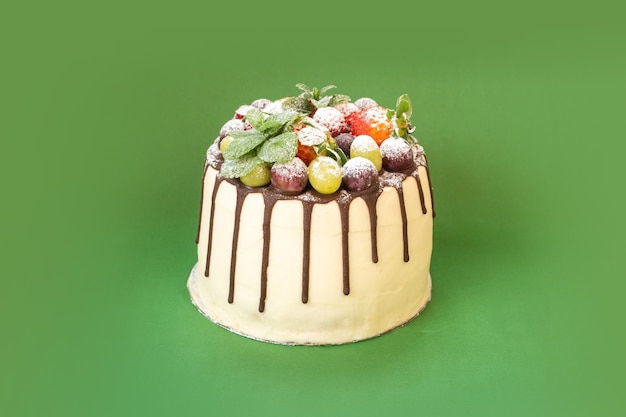 Delicioso bolo caseiro de chocolate branco com frutas sobre fundo isolado