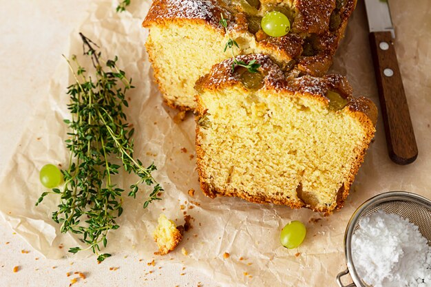 Delicioso bolo caseiro de pão de uva com tomilho e açúcar em pó em papel vegetal.