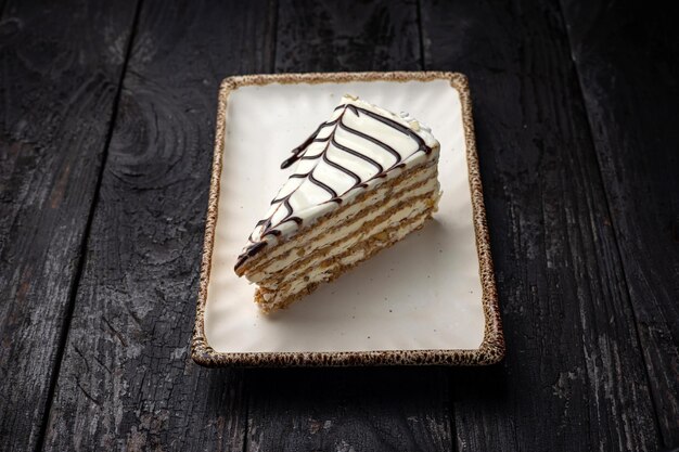 Delicioso bolo com creme em um fundo de madeira