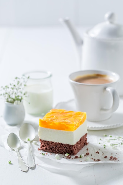 Delicioso bolo com geleia e pêssegos servidos com café