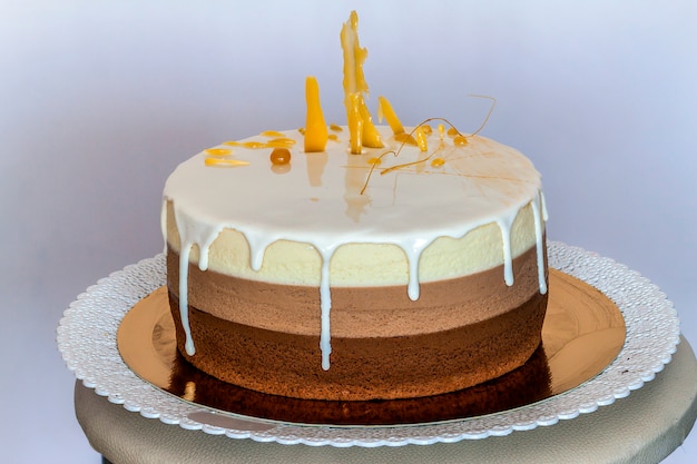 Delicioso bolo de aniversário de mármore caseiro de chocolate decorado com listras coloridas