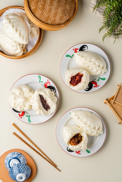 Delicioso bolo de carne chinesa Baozi cozido no vapor está pronto para comer no prato de servir e no vaporizador